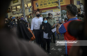 interstate travel relaxation Senior Defence Minister, Datuk Seri Hishammuddin Tun Hussein visits the Defence Ministry Level Back to School Covid-19 Vaccination Programme at Sekolah Menengah Kebangsaan Desa Tun Hussein Onn, Kementah Camp, Kuala Lumpur. PIX: AFFAN FAUZI / MalaysiaGazette / 20 SEPTEMBER 2021.