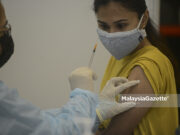 civil servants antivaxxer antivaxxers Healthcare worker injecting the AstraZeneca Covid-19 vaccine on a civilian during the National Covid-19 Immunisation Programme (PICK) at the World Trade Centre Kuala Lumpur (WTCKL). PIX: AFFAN FAUZI / MalaysiaGazette / 23 SEPTEMBER 2021.