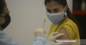 civil servants antivaxxer antivaxxers Healthcare worker injecting the AstraZeneca Covid-19 vaccine on a civilian during the National Covid-19 Immunisation Programme (PICK) at the World Trade Centre Kuala Lumpur (WTCKL). PIX: AFFAN FAUZI / MalaysiaGazette / 23 SEPTEMBER 2021.