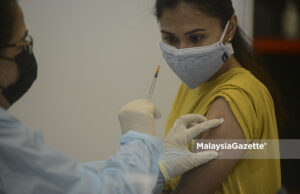 civil servants antivaxxer antivaxxers Healthcare worker injecting the AstraZeneca Covid-19 vaccine on a civilian during the National Covid-19 Immunisation Programme (PICK) at the World Trade Centre Kuala Lumpur (WTCKL). PIX: AFFAN FAUZI / MalaysiaGazette / 23 SEPTEMBER 2021.