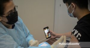 A man is being injected with the AstraZeneca Covid-19 vaccine during the National Covid-19 Immunisation Programme (PICK) at the World Trade Centre Kuala Lumpur (WTCKL). PIX: AFFAN FAUZI / MalaysiaGazette / 23 SEPTEMBER 2021. adult population Malaysia fully vaccinated against Covid-19