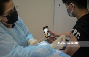 A man is being injected with the AstraZeneca Covid-19 vaccine during the National Covid-19 Immunisation Programme (PICK) at the World Trade Centre Kuala Lumpur (WTCKL). PIX: AFFAN FAUZI / MalaysiaGazette / 23 SEPTEMBER 2021. adult population Malaysia fully vaccinated against Covid-19
