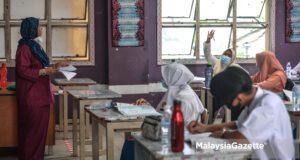 teacher teaching class early retirement