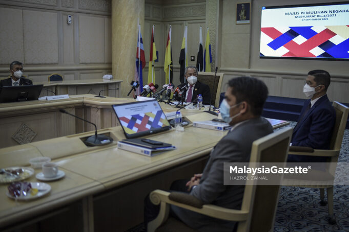 Pengerusi Majlis Pemulihan Negara, Tan Sri Muhyiddin Yassin bercakap pada sidang media selepas mempengerusikan Mesyuarat Majlis Pemulihan Negara di Kementerian Kewangan, Putrajaya. Foto HAZROL ZAINAL, 27 SEPTEMBER 2021.