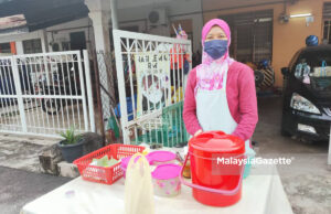 Shaniza jual nasi lemak RM1 depan rumah