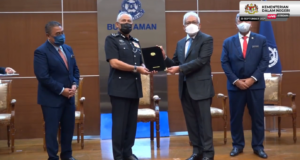 Home Minister Datuk Seri Hamzah Zainudin handed the appointment letter to Inspector-General of Police (IGP) Datuk Seri Acryl Sani Abdullah Sani at the Bukit Aman Police Headquarters today.