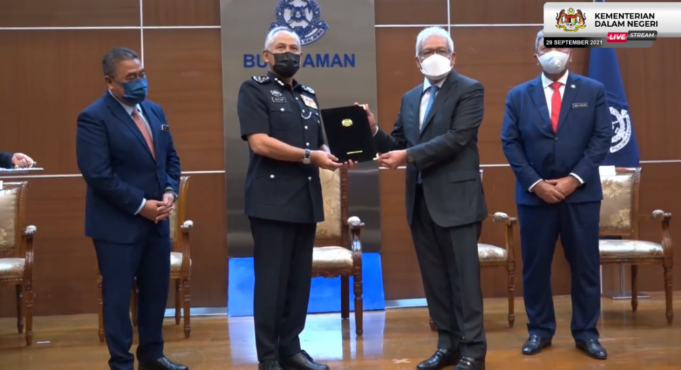 Home Minister Datuk Seri Hamzah Zainudin handed the appointment letter to Inspector-General of Police (IGP) Datuk Seri Acryl Sani Abdullah Sani at the Bukit Aman Police Headquarters today.