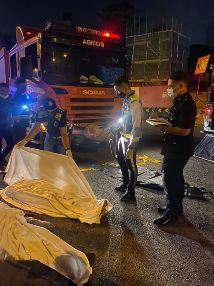 The Mitsubishi Triton driver who drove against traffic under the influence of ganja and caused the death of two teenagers at the Federal Highway on 12 September have been further remanded for 3 more days. He is investigated under Section 302 of the Penal Code for Murder. PIX: IPD Shah Alam