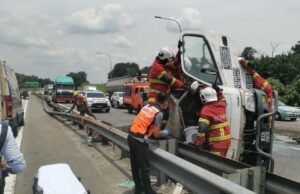 Lori bawa minyak pelincir terbalik, pemandu maut