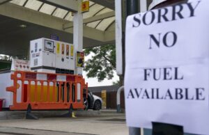 Pembelian panik minyak di UK, anggota tentera dikerah siap-sedia