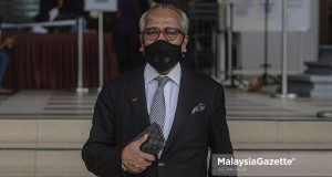 Lawyer, Tan Sri Muhammad Shafee Abdullah leaves the court after the proceeding of his application to reclaim his passport to fly to the United States. PIX: AFFAN FAUZI / MalaysiaGazette / 25 OCTOBER 2021.