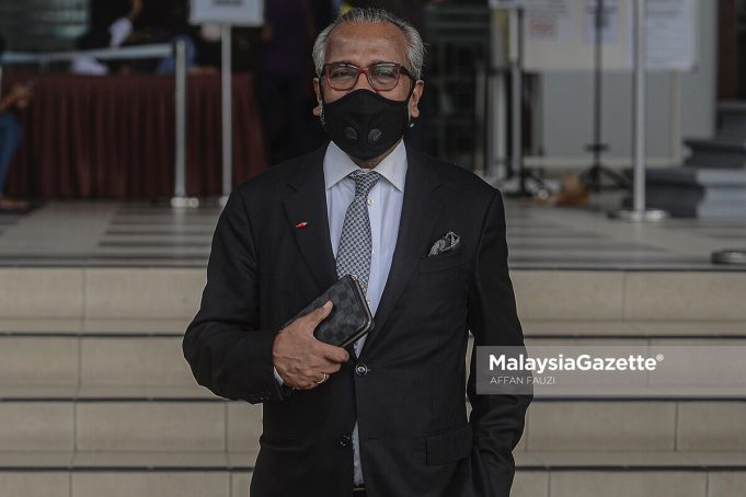 Lawyer, Tan Sri Muhammad Shafee Abdullah leaves the court after the proceeding of his application to reclaim his passport to fly to the United States. PIX: AFFAN FAUZI / MalaysiaGazette / 25 OCTOBER 2021.