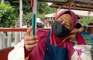Nenek tidak sabar tunggu cucu balik