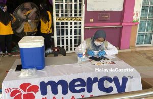 MERCY bantu suntik vaksin dos penggalak kepada golongan OKU terlantar