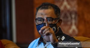 Bekas Ketua Menteri Melaka, Datuk Seri Idris Haron bercakap di sidang media khas susulan kenyataan hilang kepercayaan kepada Ketua Menteri Melaka di Hotel Casa Del Rio, Melaka. Foto MOHD ADZLAN, 05 OKTOBER 2021.