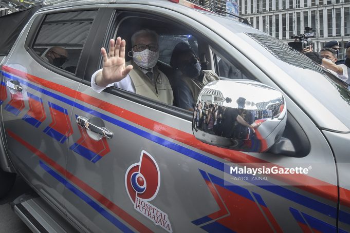 Prime Minister Datuk Seri Ismail Sabri Yaakob inspecting the assets from various rescue agencies in conjunction with the National Preparedness Month (BKN) 2021. Melaka Politics Chief Minister withdraw support
