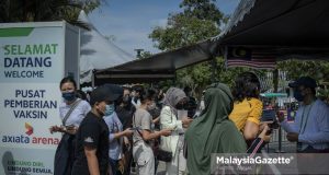 People queuing up at the Axiata Arena Bukit Jalil Vaccination Centre (PPV) for their Covid-19 vaccination. PIX: HAZROL ZAINAL / MalaysiaGazette / 05 OTOBER 2021