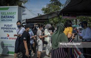 People queuing up at the Axiata Arena Bukit Jalil Vaccination Centre (PPV) for their Covid-19 vaccination. PIX: HAZROL ZAINAL / MalaysiaGazette / 05 OTOBER 2021