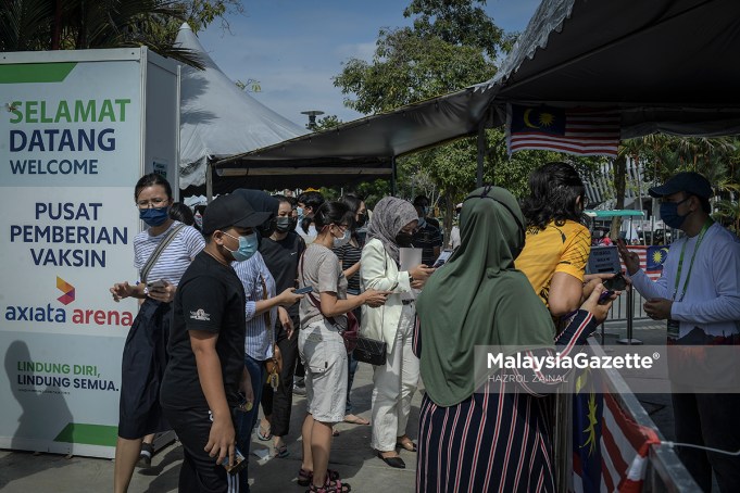 People queuing up at the Axiata Arena Bukit Jalil Vaccination Centre (PPV) for their Covid-19 vaccination. PIX: HAZROL ZAINAL / MalaysiaGazette / 05 OTOBER 2021