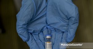 A healthcare working showing the CoronaVac Covid-19 vaccine manufactured by Sinovac during the National Covid-19 Immunisation Programme at KPJ Tawakkal Hospital in Kuala Lumpur. PIX: AFFAN FAUZI / MalaysiaGazette / 07 JUNE 2021. PICK Adolescents