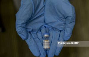 A healthcare working showing the CoronaVac Covid-19 vaccine manufactured by Sinovac during the National Covid-19 Immunisation Programme at KPJ Tawakkal Hospital in Kuala Lumpur. PIX: AFFAN FAUZI / MalaysiaGazette / 07 JUNE 2021. PICK Adolescents