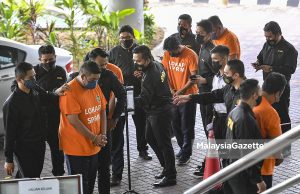 The officers from the Malaysian Anti-Corruption Commission (MACC) bring five staff from a hospital to the Shah Alam Magistrate Court for remand order, after they are suspected to have instigated and received more than RM20,000 in gratification for managing corpses at the hospital. PIX: SYAFIQ AMBAK / MalaysiaGazette / 07 OCTOBER 2021.