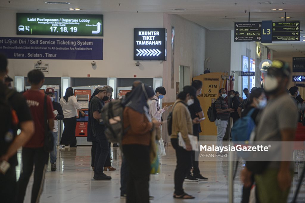 People queuing up to buy bus tickets at Terminal Bersepadu Selatan (TBS), Kuala Lumpur.     PIX: AFFAN FAUZI / MalaysiaGazette / 11 OCTOBER 2021.