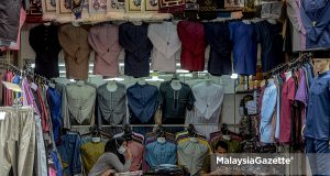 B40 M40 Traders waiting for customers at their stalls. The once bustling Aidilfitri Bazaar at Jalan Tuanku Abdul Rahman is now quiet due to the Covid-19 pandemic. PIX: AFFAN FAUZI / MalaysiaGazette / 12 MAY 2021.