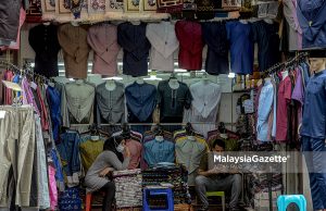 B40 M40 Traders waiting for customers at their stalls. The once bustling Aidilfitri Bazaar at Jalan Tuanku Abdul Rahman is now quiet due to the Covid-19 pandemic. PIX: AFFAN FAUZI / MalaysiaGazette / 12 MAY 2021.