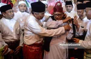 The President of UMNO, Datuk Seri Dr. Ahmad Zahid Hamidi puts the Penyatuan Ummah jacket on the President of PAS, Datuk Seri Abdul Hadi Awang during the Launch of Selangor Muafakat Nasional. PIX: AFFAN FAUZI / MalaysiaGazette / 23 NOVEMBER 2019 PPBM Bersatu GE15