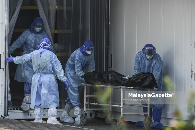 The staff managing Covid-19 bodies for burial at the One-Stop Corpse Management Centre (PUSUM), Kuala Lumpur. PIX: HAZROL ZAINAL / MalaysiaGazette / 26 JULY 2021 Covid-19 deaths