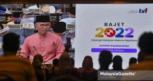 Civil servants watching the Budget 2022 tabulation by the Minister of Finance, Datuk Seri Tengku Zafrul Aziz through a live telecast at the Ministry of Finance (MOF), Putrajaya. PIX: SYAFIQ AMBAK / MalaysiaGazette / 29 OCTOBER 2021. Special cash aid