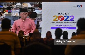 Civil servants watching the Budget 2022 tabulation by the Minister of Finance, Datuk Seri Tengku Zafrul Aziz through a live telecast at the Ministry of Finance (MOF), Putrajaya. PIX: SYAFIQ AMBAK / MalaysiaGazette / 29 OCTOBER 2021. Special cash aid