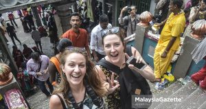 (Picture for representational purposes only). Foreign tourists at the during the Thaipusam procession at Batu Caves, Selangor. PIX: AFFAN FAUZI / MalaysiaGazette / 31 JANUARY 2018 international travel bubble Malaysia tourism sector