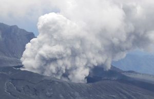 Gunung berapi Aso meletus