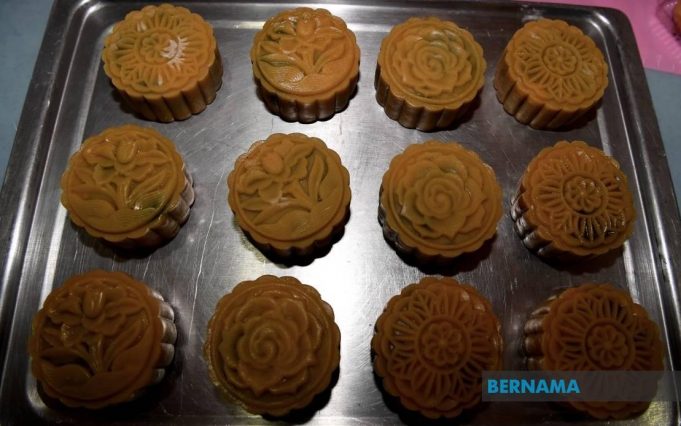 kuih bulan