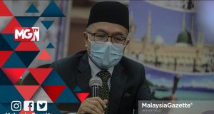 Chief Executive Officer of TH Travel & Services Sdn Bhd, Datuk Ahmad Ruzman Ahmad Razali at a news conference after signing the Memorandum of Understanding (MoU) between Travel dan Services Sdn Bhd & TheNoor Apps at the TH Hotel in Kelana Jaya, Selangor. PIX: AFFAN FAUZI / MalaysiaGazette / 20 OCTOBER 2021. Covid-19 vaccine booster jab dose shot umrah pilgrims