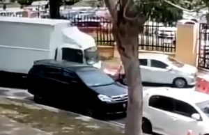 Sepuluh kenderaan diparkir di bahu jalan rosak dirempuh lori