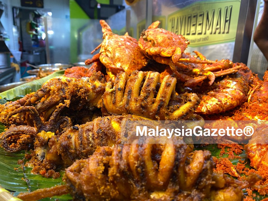 The fried quid at Hameediyah Nasi Kandar Restaurant is sold at RM10 – RM150 according to size.