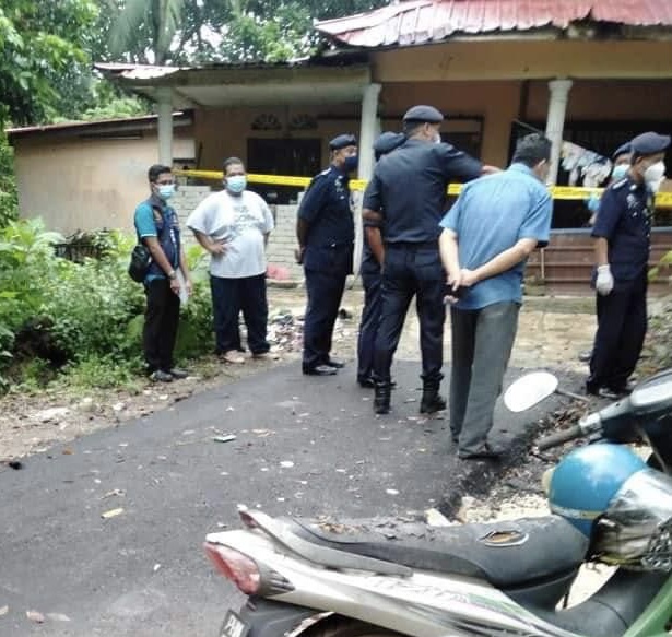 son kills mother  The police inspect the location of crime where a senior citizen was found dead after being murdered by her son at Kampung Batu 5, Gurun, Kedah.