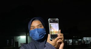“I heard the bomb-like explosions before seeing fire engulfing the aircraft at runway of the Royal Malaysian Air Force (RMAF) air base,” said the witness of the incident of the RMAF Hawk 108 aircraft crash last night.   Mastura showing the picture she took of the Hawk 108 aircraft that was on fire.