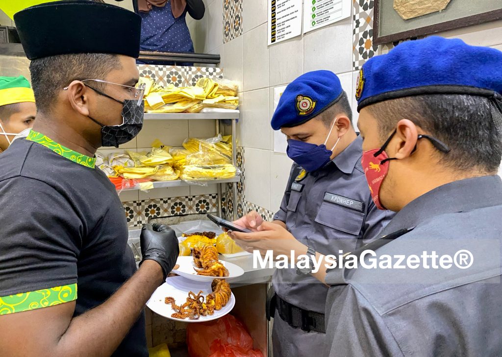 The enforcers from the Penang KDPNHEP are also present at Restoran Hameediyah to investigate the alleged exorbitant fried squid price.