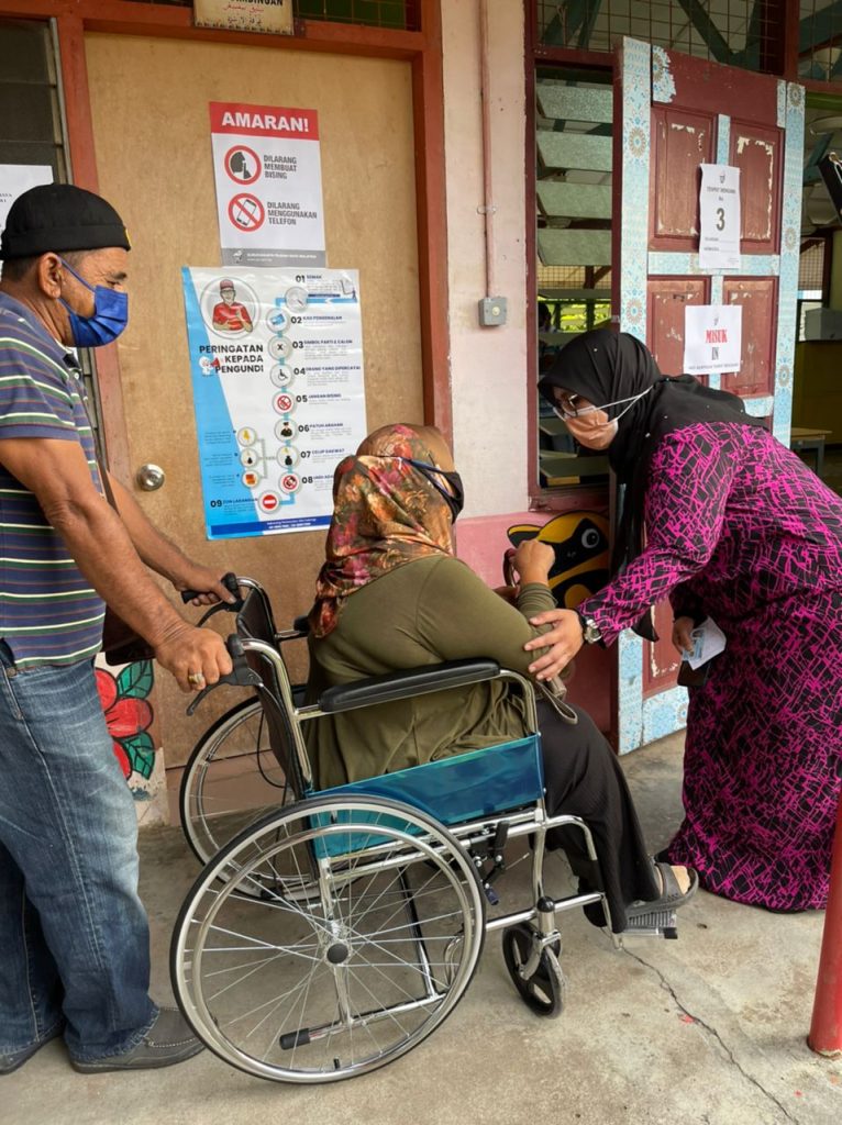 Calon Dun Tanjung Bidara, Datuk Mas Ermieyati menenangkan seorang pesakit kronik kanser.