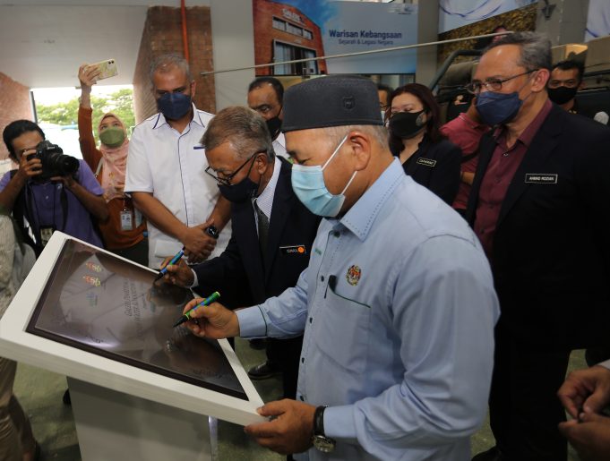 (Dari Kiri) Yang Berusaha Encik Narendran Maniam, Ketua Pegawai Eksekutif, Indah Water Konsortium Sdn Bhd, Yang Berhormat Dato’ Sri Dr. Haji Ismail Abd. Muttalib, Timbalan Menteri Perumahan dan Kerajaan