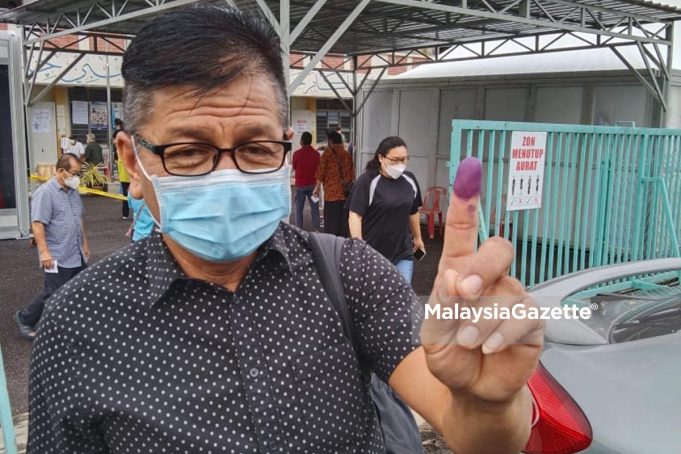 Norhizam Hassan Baktee showing his inked finger after casting his vote at Sekolah Rendah Agama JAIM, Taman Datuk Thamby Chik Karim today.