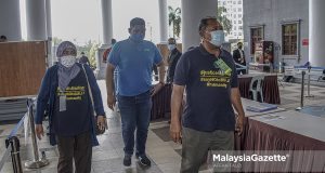 National Defence University of Malaysia (NDUM) The father of Allahyarham Zulfarhan, Zulkarnain Idris and his wife, Hawa Osman arrives at the Kuala Lumpur Court Complex for the verdict of the case involving the death their son, Zulfarhan Osman in 2017. PIX: AFFAN FAUZI / MalaysiaGazette / 02 NOVEMBER 2021 marine cadet culpable homicide murder