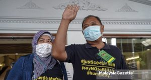 National Defence University of Malaysia marine cadet murder bully assault Zulkarnain Idris and his wife, Hawa Osman arrive at the Kuala Lumpur Court Complex for the judgement day of their son, Zulfarhan Osman’s murder and bully case that happened in 2017. PIX: AFFAN FAUZI / MalaysiaGazette / 02 NOVEMBER 2021.