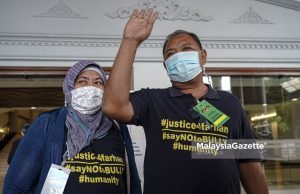 National Defence University of Malaysia marine cadet murder bully assault Zulkarnain Idris and his wife, Hawa Osman arrive at the Kuala Lumpur Court Complex for the judgement day of their son, Zulfarhan Osman’s murder and bully case that happened in 2017. PIX: AFFAN FAUZI / MalaysiaGazette / 02 NOVEMBER 2021.