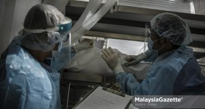 The healthcare workers from the Forensics Unit of Sultanah Aminah Hospital in Johor managing the corpses at a special refrigerated container following the rise of Covid-19 death in the country. FILE PIX: HAZROL ZAINAL / MalaysiaGazette / 06 JUNE 2021