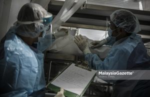 The healthcare workers from the Forensics Unit of Sultanah Aminah Hospital in Johor managing the corpses at a special refrigerated container following the rise of Covid-19 death in the country. FILE PIX: HAZROL ZAINAL / MalaysiaGazette / 06 JUNE 2021